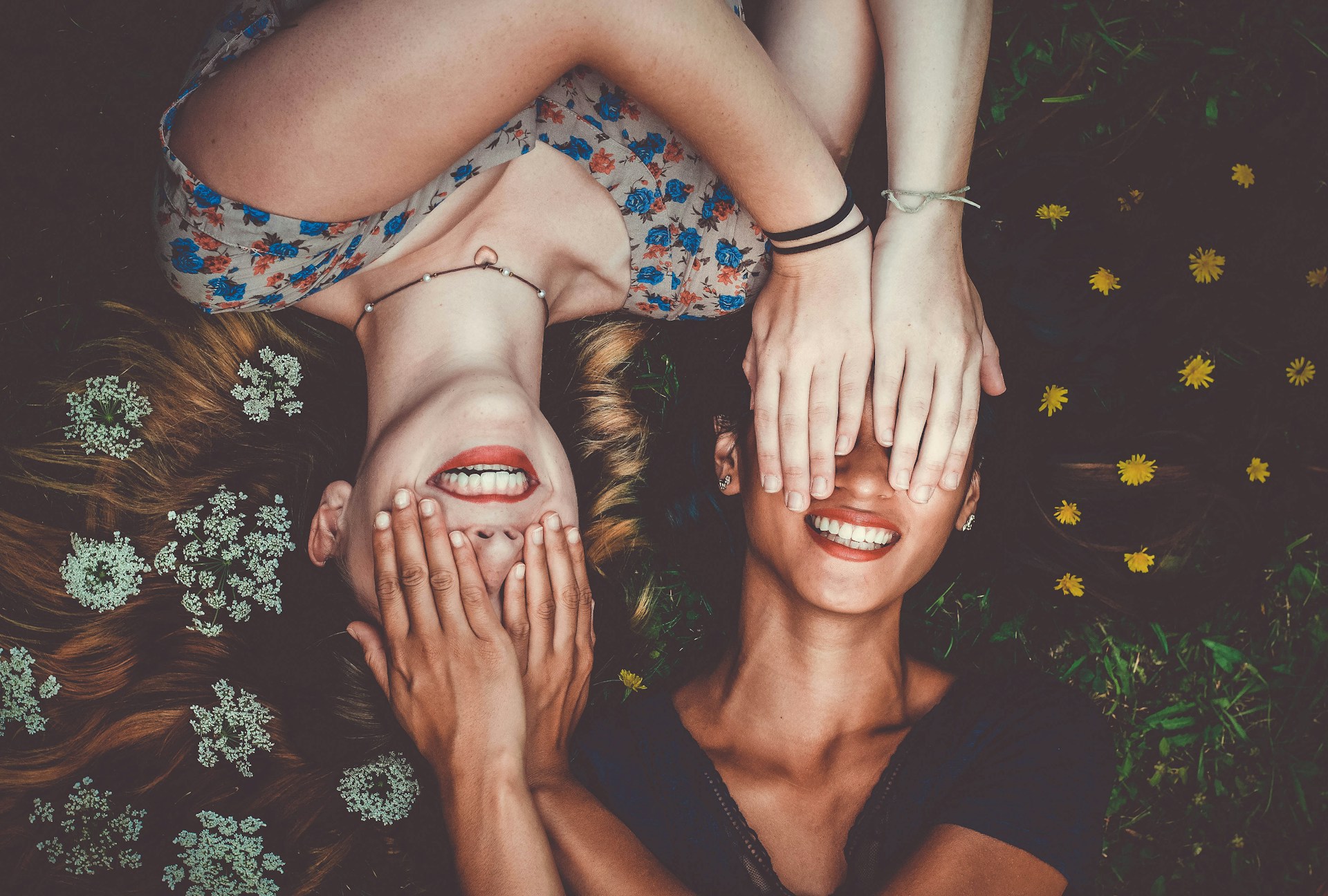 Deux copines rigolent